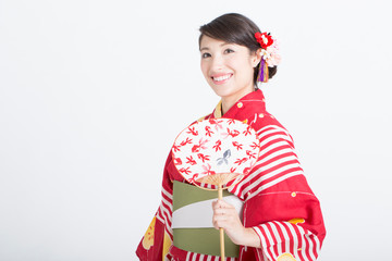 団扇と浴衣姿の女性