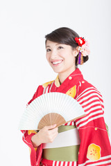 扇子と浴衣姿の女性