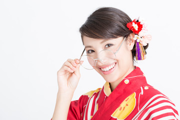 眼鏡をかけた浴衣女性