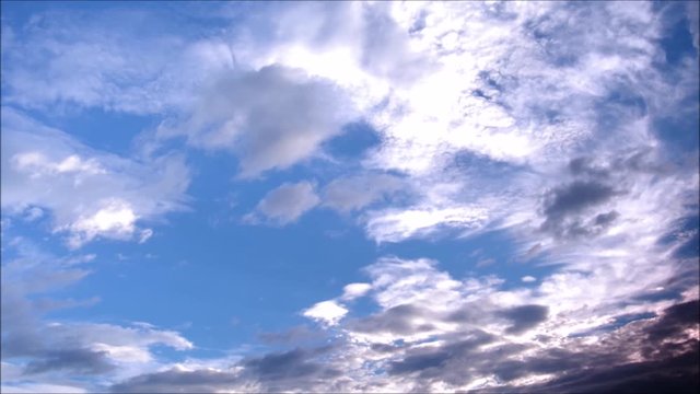 雲の漂う青空