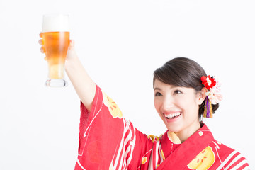 ビールと浴衣姿の女性