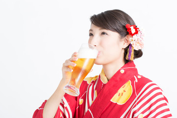 ビールを飲む浴衣姿の女性