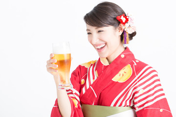 ビールを飲む浴衣姿の女性