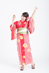 けん玉で遊ぶ女性