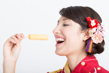 アイスを食べる浴衣女性