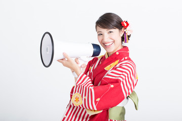 拡声器を持つ浴衣女性