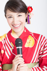 浴衣をマイクを持つ女性