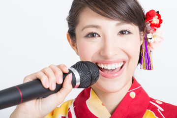 浴衣を着て歌う女性