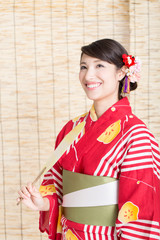 うちわを扇ぐ浴衣姿の女性