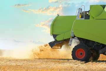 Obraz premium Combine harvester in wheat field