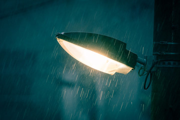 雨の中で光る街灯