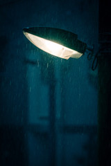Obraz na płótnie Canvas 雨の中で光る街灯