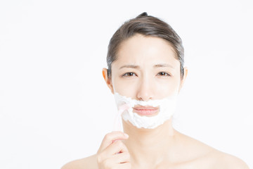 顔の産毛を剃る女性