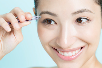 眉毛を抜く女性