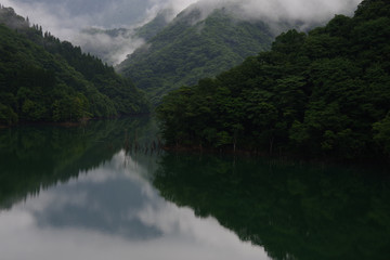 森の中の湖