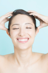 Naklejka premium ヘッドマッサージをする女性