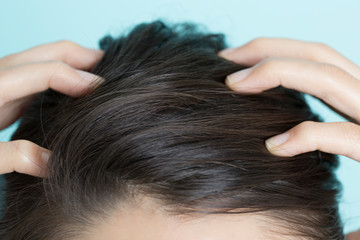 Obraz premium ヘッドマッサージをする女性