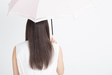 傘をさす女性