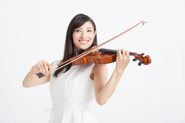 バイオリンを弾く女性