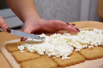 Put the cottage cheese and spread the cookies. Cooking cake 