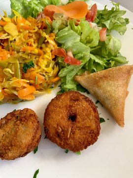 Assiette cr&eacute;ole, achards de l&eacute;gumes, samoussas, beignets 