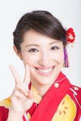 ピースをする浴衣女性
