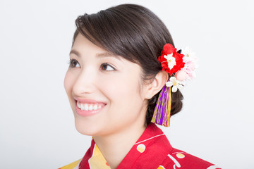 笑顔の浴衣女性