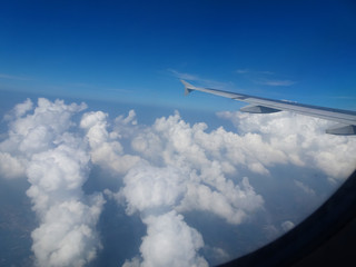 Obraz premium The sky where a lot of clouds to see from the window of the airplane float