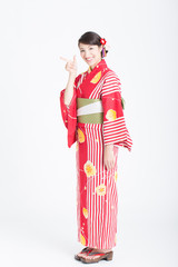 指差しをする浴衣姿の女性