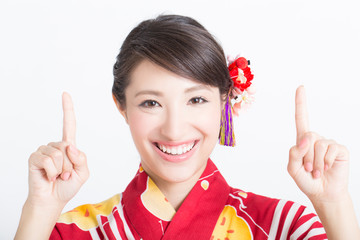 指差しをする浴衣姿の女性