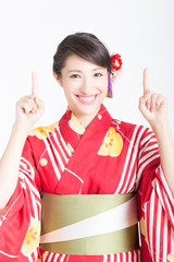 指差しをする浴衣姿の女性