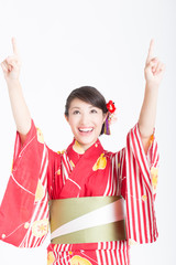 指差しをする浴衣姿の女性