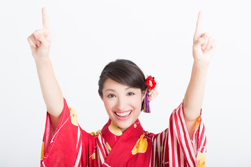 指差しをする浴衣姿の女性