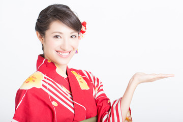 紹介をする浴衣姿の女性