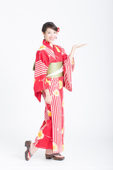 紹介をする浴衣姿の女性