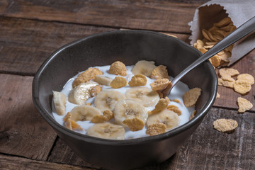 hojuelas de maíz con leche y trozos de plátano para el desayuno