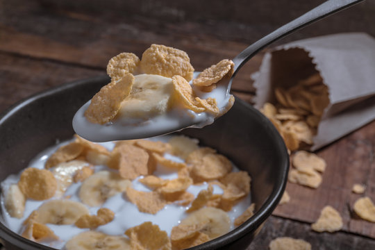 hojuelas de ma&iacute;z con leche y trozos de pl&aacute;tano para el desayuno