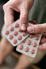 Person mit Tabletten in der Hand