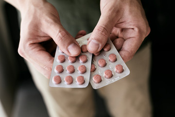 Person mit Tabletten in der Hand