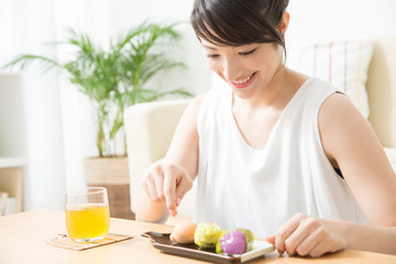 Obraz na płótnie Canvas 和菓子を食べる女性