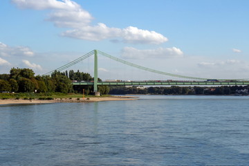 Fototapeta na wymiar Rodenkirchener Brücke