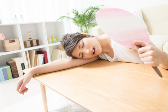 団扇を扇ぐ女性