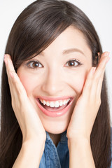 驚く女性