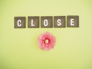 Closeの単語とピンクの花