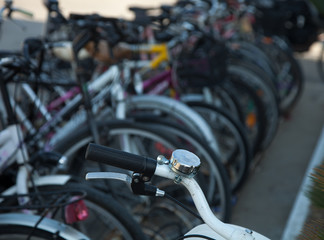 Fototapeta na wymiar bicicletta,campanello,parcheggio