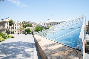 Obraz premium Baku, Azerbaijan - April 29, 2020: Metro Icherisheher in the morning. Glass pyramid.