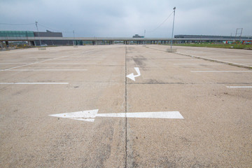 Bodenmarkierung auf leerem Parkplatz