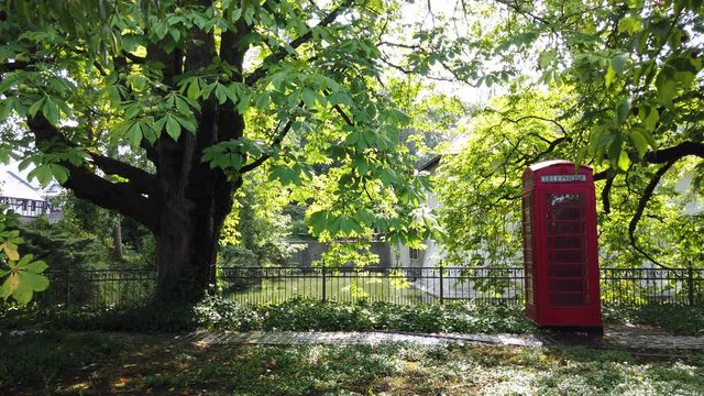 Rote Telefonzelle im Park