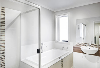 Obraz na płótnie Canvas A luxury and bright bathroom interior design