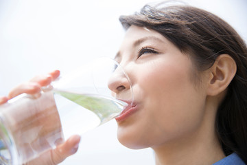 水を飲む女性